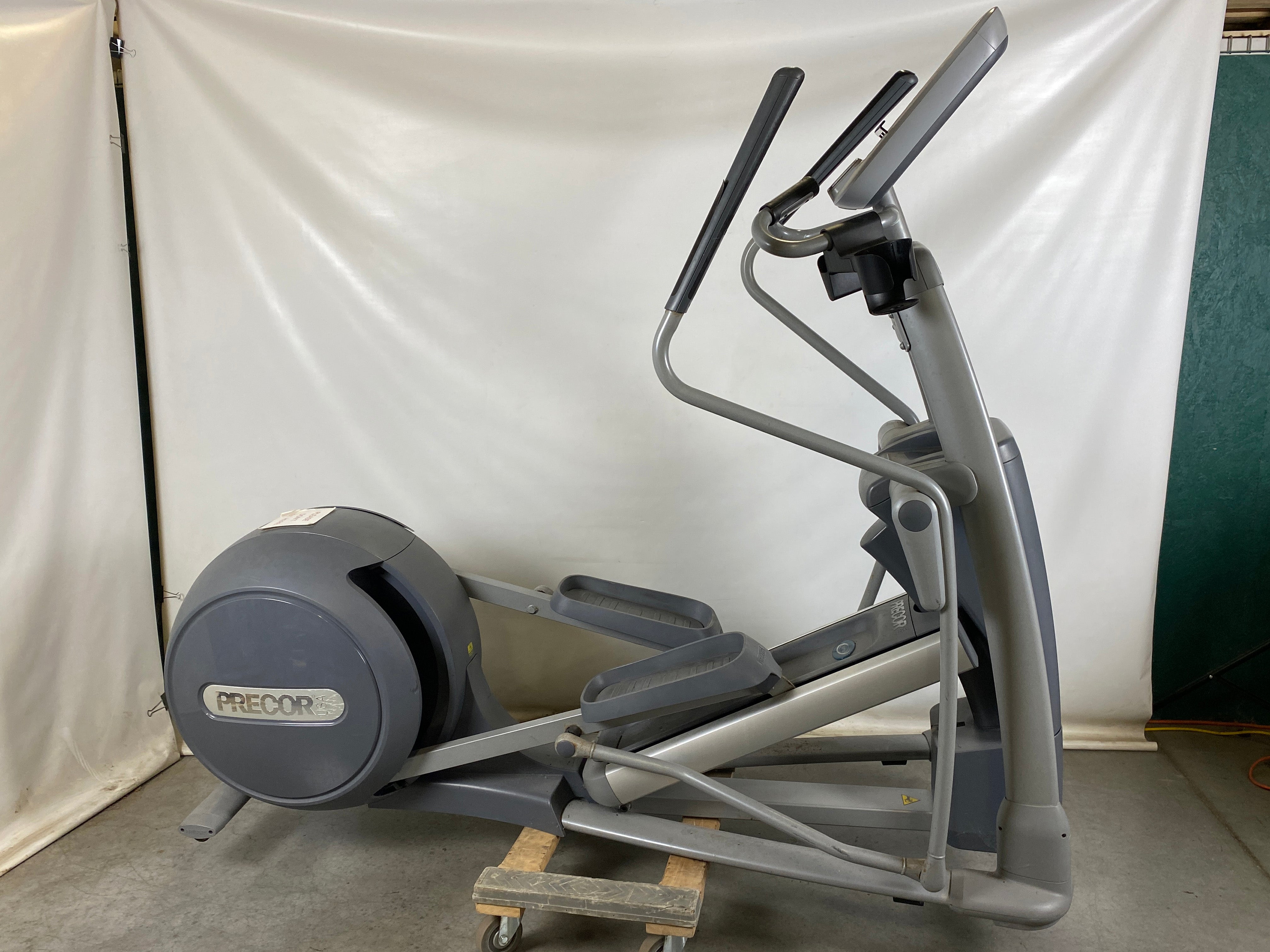 Great Deal! Precor EFX576i Elliptical Trainer with 20 Resistance Levels