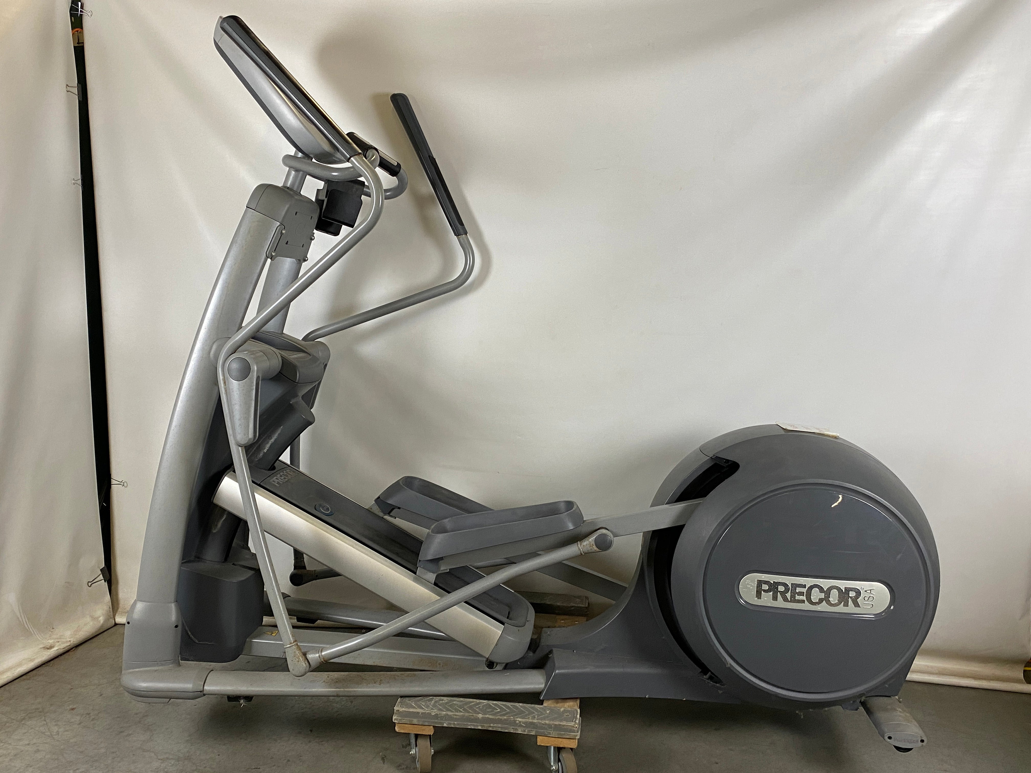 Great Deal! Precor EFX576i Elliptical Trainer with 20 Resistance Levels